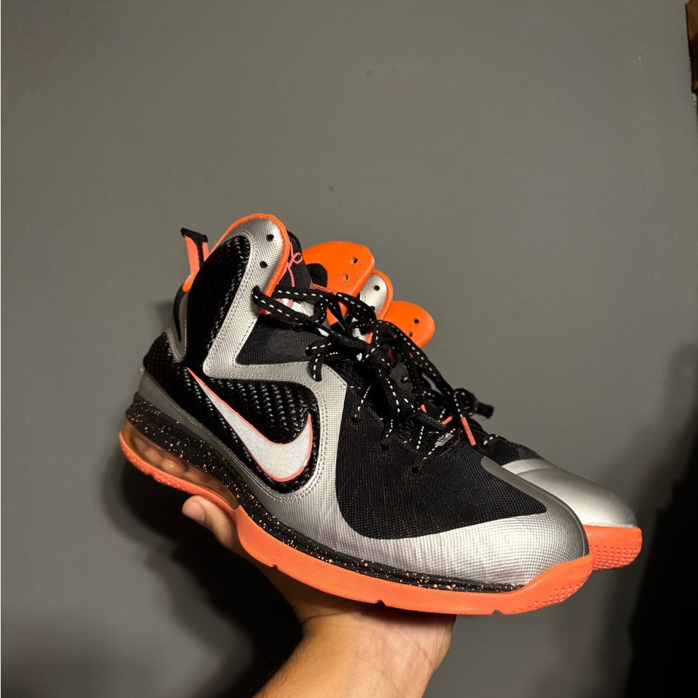 Men’s Nike LeBron 9 “ Mango “ size 11.5